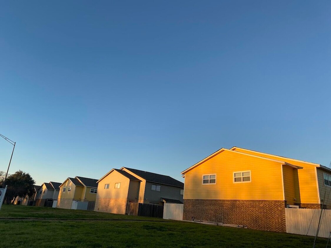 Foto principal - 2819 Longmire Dr