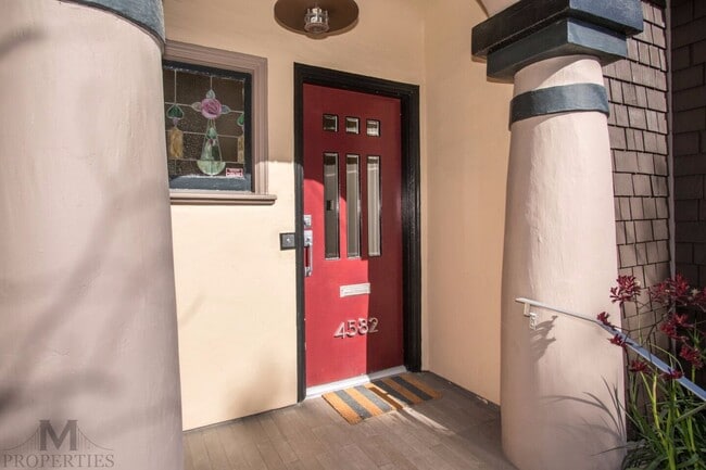 Building Photo - Eureka Valley 4 Bed + Bonus Room, 3 Bath, ...