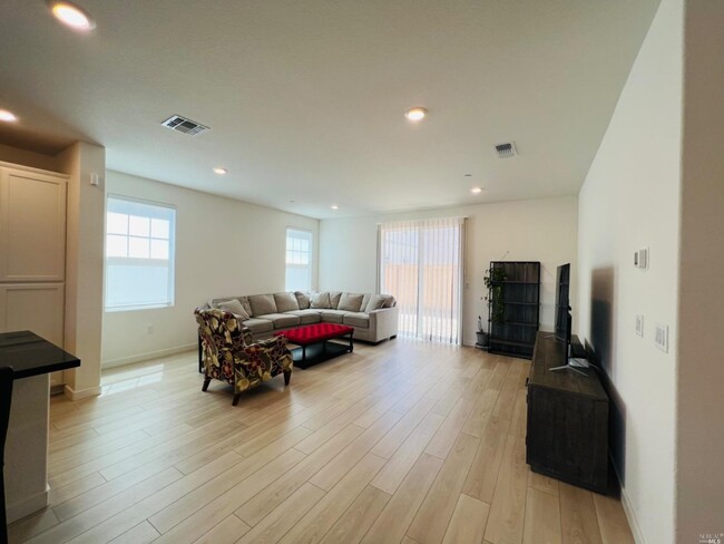 Building Photo - 2451 Lake Club Dr