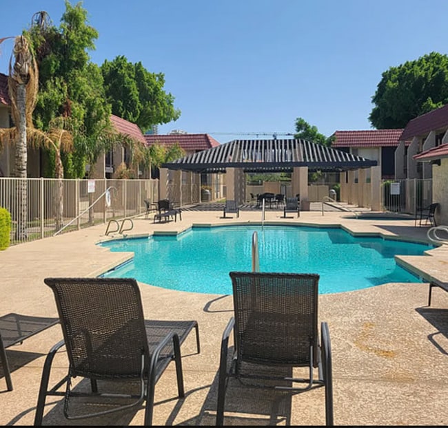 Foto del edificio - 700 W University Dr