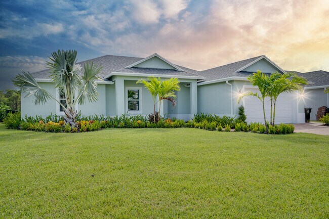 Building Photo - 388 SW Vista Lake Dr