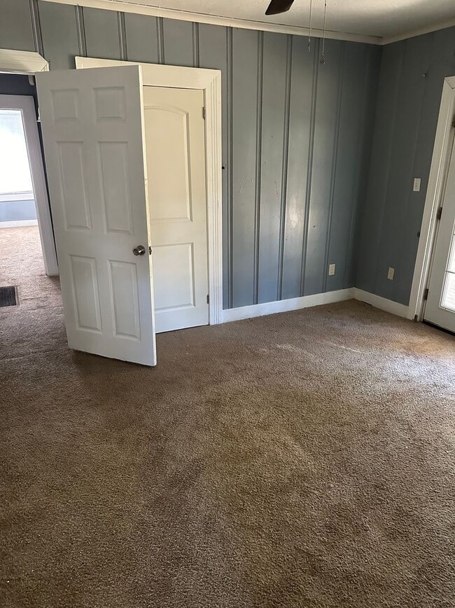 Building Photo - 1915 Shady Ln Dr