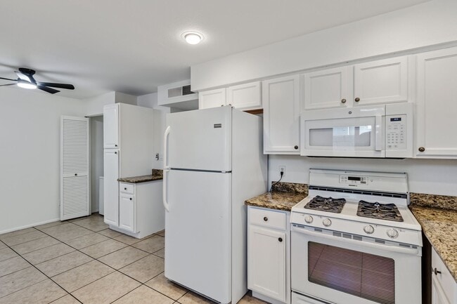 Building Photo - 3840 N 43rd Ave