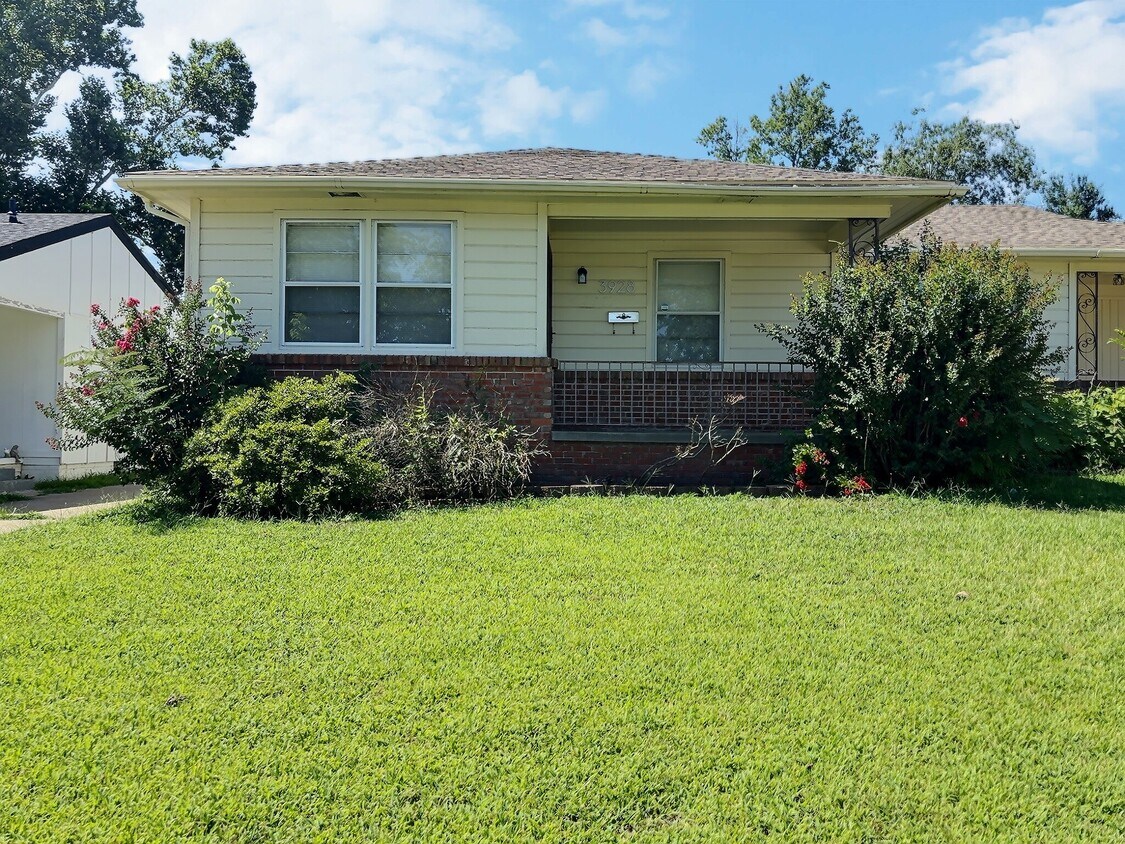 Foto principal - 3928 E 1st St