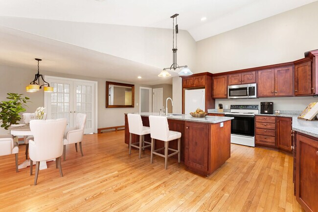 Foto del edificio - 320 First Parish Rd