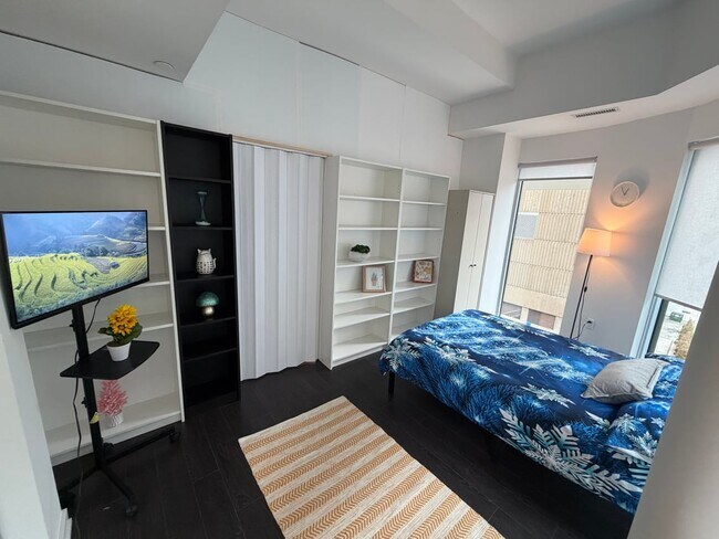 Photo du bâtiment - Flex Room with Balcony ? St Patrick St & Dundas St W