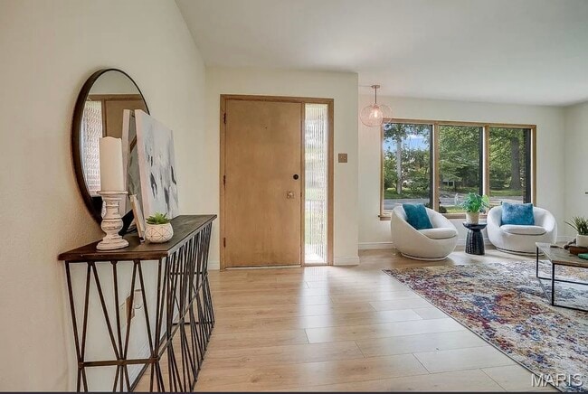 Living room - 609 Grandview Dr