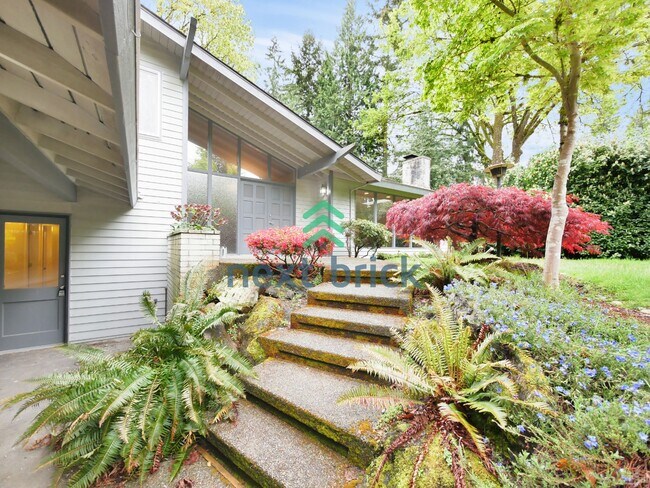 Building Photo - 3 Bed and 3 Bath Plus Office Private Single-family Home is Available for Rent!