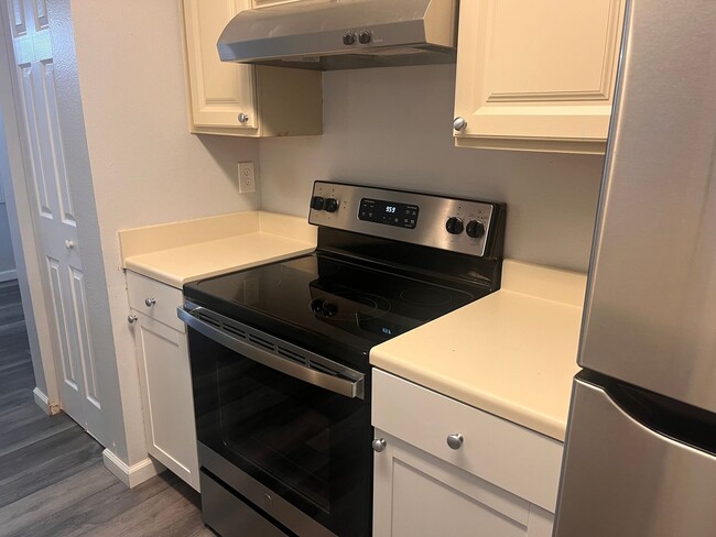 Foto del edificio - 2 BED / 2 BATH CONDO (ACROSS FROM CELEBRAT...