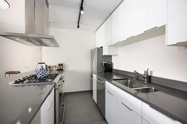 Foto del edificio - 3 bedroom in NEW YORK NY 10011