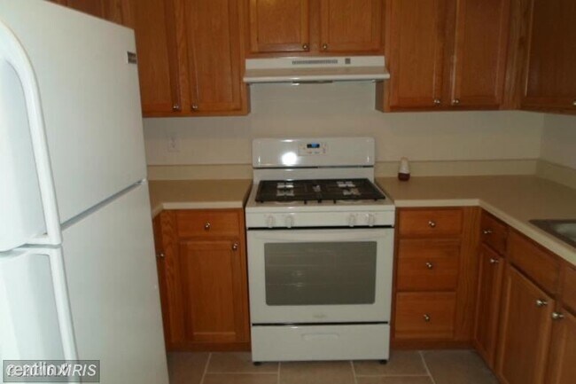 Building Photo - 4 br, 3.5 bath Townhome - 9296 Lapwing Court