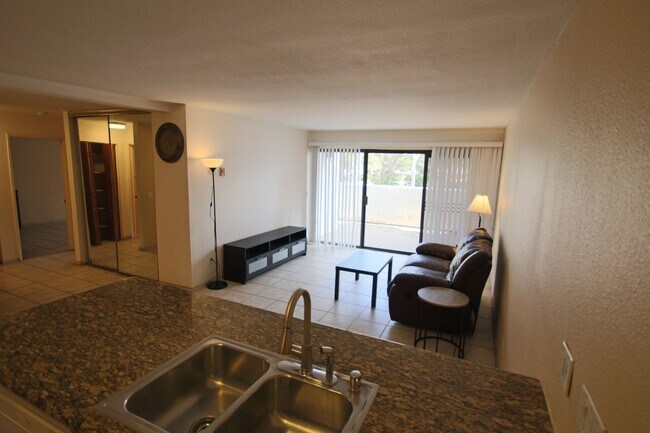 Foto del edificio - Best Priced 2 Bedroom Condo in the Heart of UTC