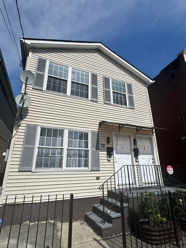 Foto del edificio - 12 Bayview Ave