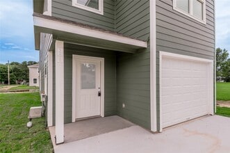 Building Photo - 250 Shady Oaks