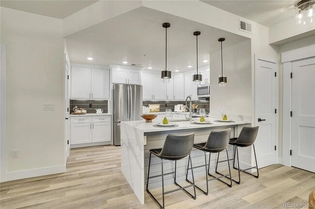 Building Photo - Luxury 2Bd/2Ba Corner Condo in Louisville