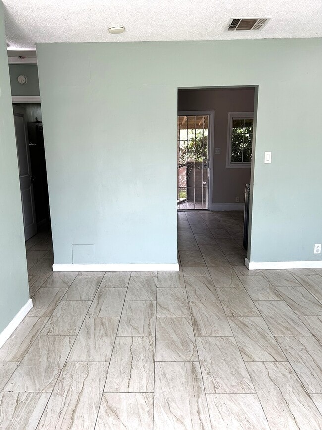 Building Photo - 10832 Mansel Ave