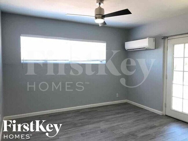 Building Photo - 2417 E Earll Dr