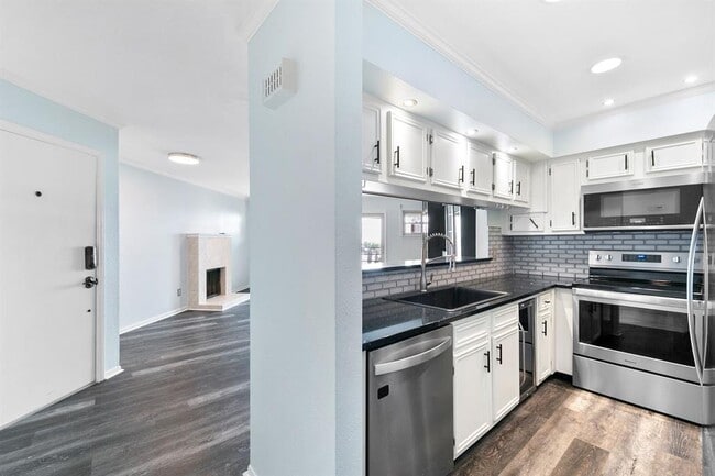 Building Photo - 7312 Seawall Blvd