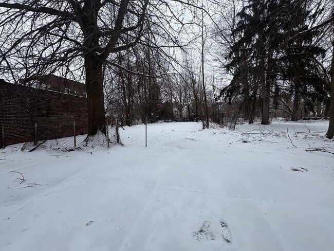 Foto del edificio - 15624 Halliday Ave