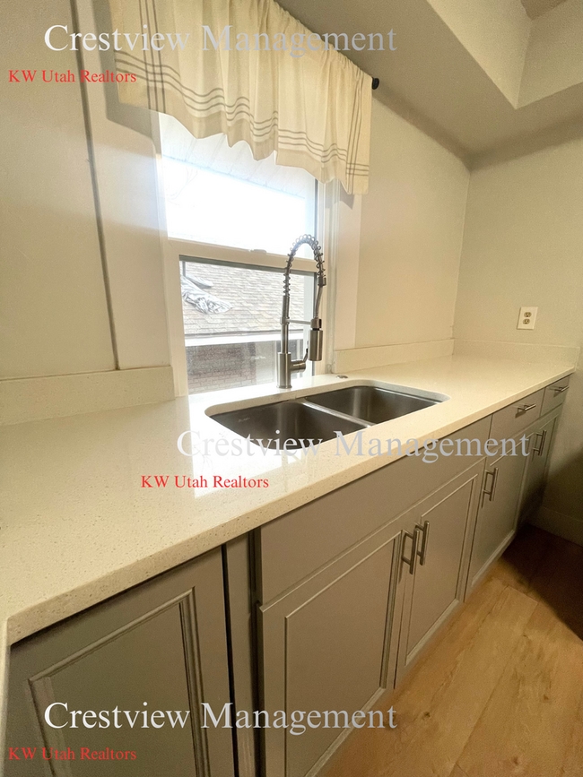 Building Photo - Deem Triplex