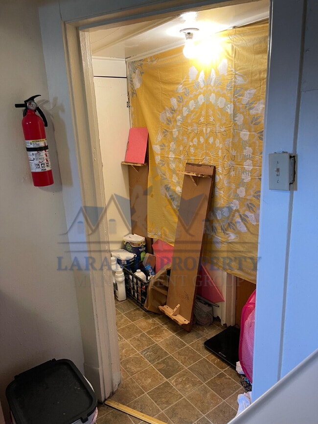 Building Photo - Basement Apartment Near Campus