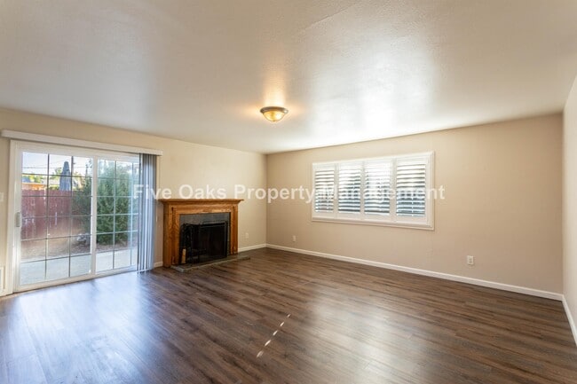 Building Photo - 155 Glenn Dr