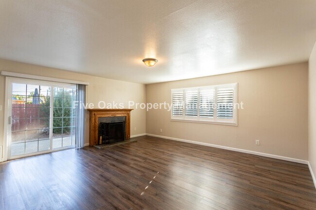 Foto del edificio - 155 Glenn Dr