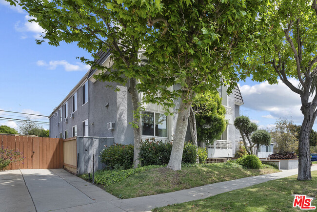 Building Photo - 2638 S Barrington Ave