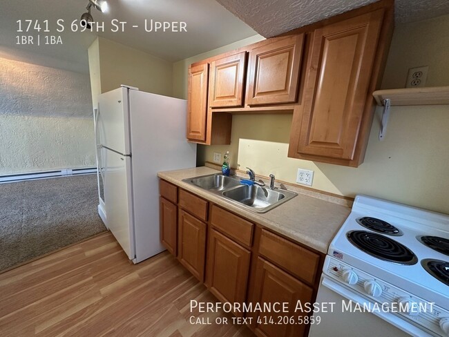 Foto del edificio - Cozy 1br Upper Unit in West Allis