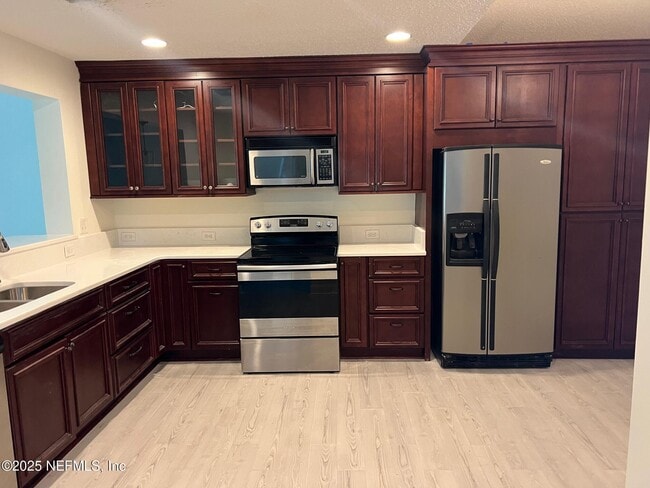 Building Photo - 3948 MEADOWVIEW Dr