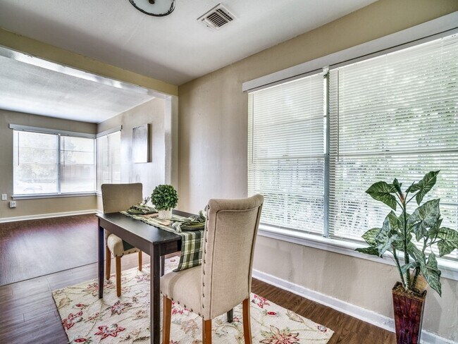 Building Photo - 507 Sutton Dr