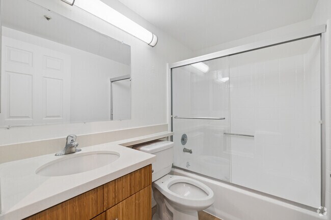 2 habitaciones, 2 baños - 1200 pies cuadrados - Baño - 939 Palm Avenue