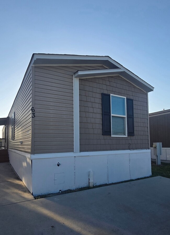 Building Photo - 1120 N Vista Dr