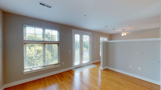 Building Photo - This stunning uptown condo has it all in a great part of Uptown.