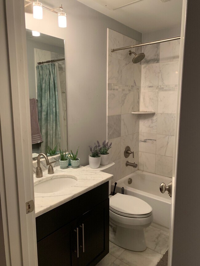 Baño - 1700 Euclid St NW