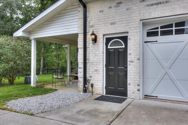 Foto del edificio - 651 Oak Meadow Ln