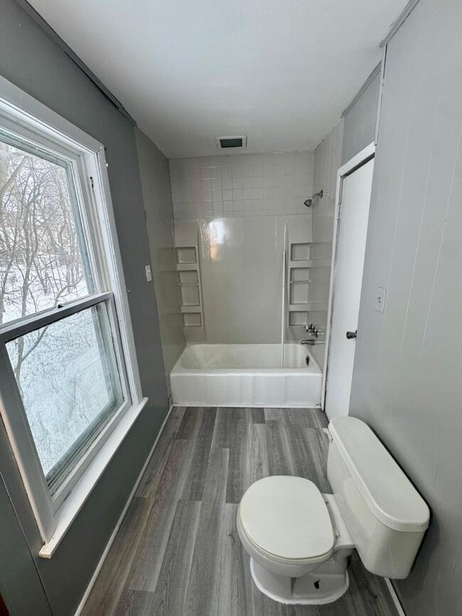 Foto del edificio - 213 Fletcher Ave