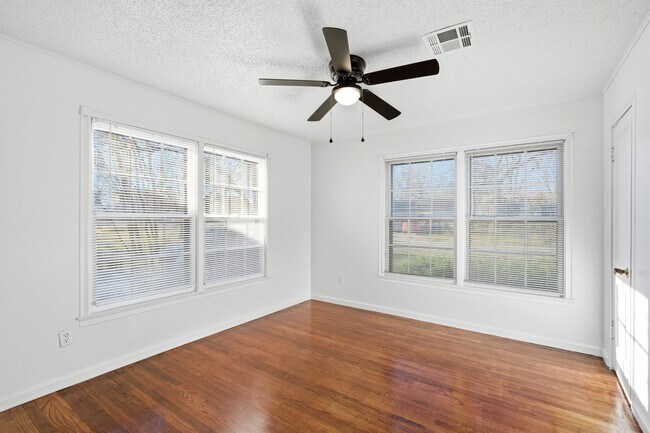 Foto del edificio - 4020 Maple Ave