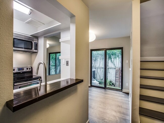 Photo - 1300 Fairview St Apartment