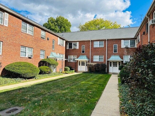 Building Photo - Suburban Square Apartments