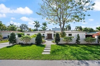 Building Photo - 2600 Yacht Club Blvd