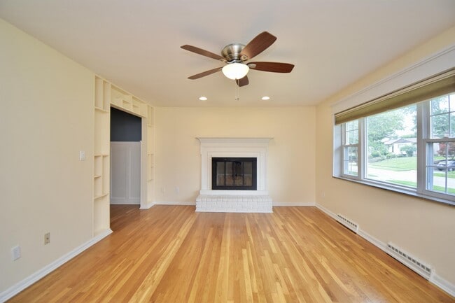 Photo - 7236 Longfield Dr House