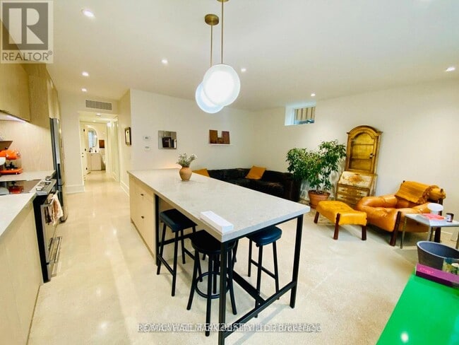 Building Photo - 1540 King St W