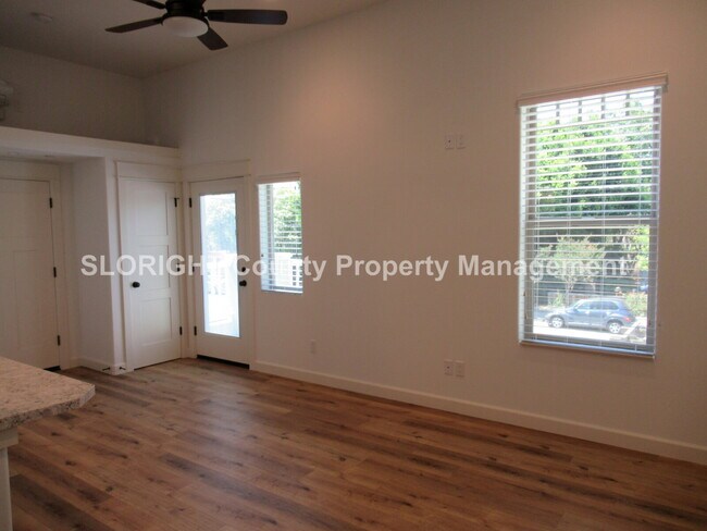 Foto del edificio - AVAILABLE JANUARY - Downtown SLO Studio with Great Views