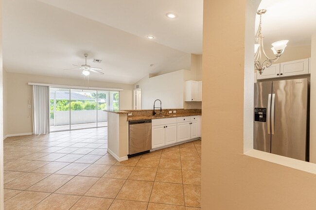 Building Photo - 3/2 Single Family home freshly painted interior and exterior