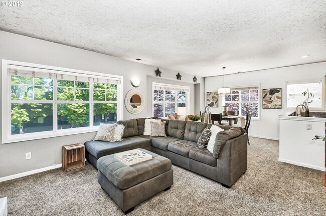 Foto del edificio - Bright and Airy 3 Bed, 2.5 Bath Stunning H...