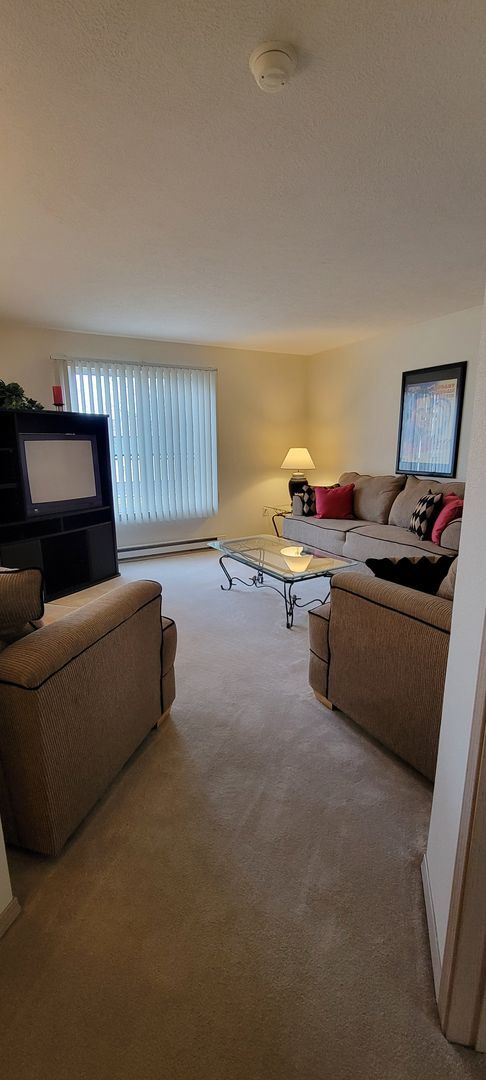 Building Photo - Middle (2nd) floor 660 sq ft 1-bedroom wit...