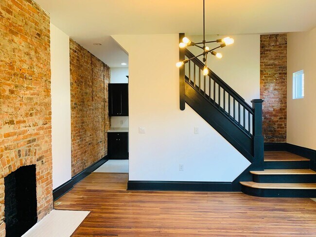 Building Photo - 3 Bedroom 2.5 Bath Just Steps from Franklin Park!!