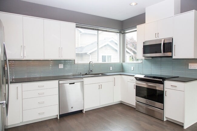 Building Photo - West Seattle Townhouse