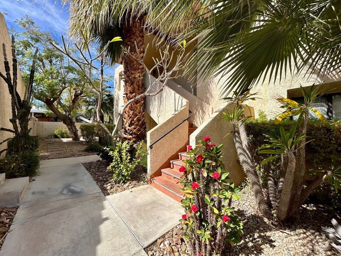 Foto del edificio - COMING SOON! 3 Bedroom 2 Bathroom Upper Level Apartment in Palm Desert!!